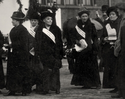 Wilhelmina Drucker maakt straatpropaganda voor Grondwettelijke gelijkstelling van Man en Vrouw, 1914 