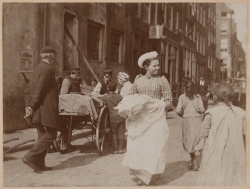 Dienstmeisje in de Houtkopersdwarsstraat, ca. 1900