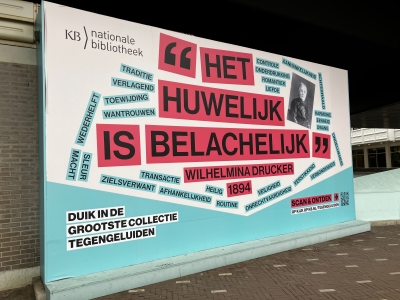 Wilhelmina Drucker pontificaal op de Prins Alexanderhof in Den Haag