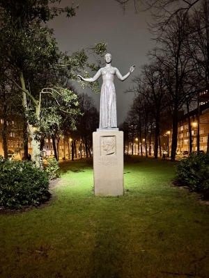 Sinds januari 2025 is het Wilhelmina Drucker Monument bij avond verlicht